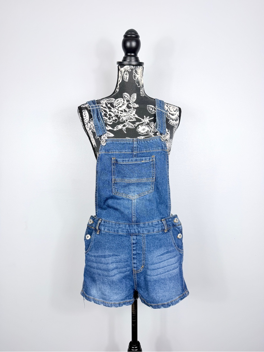 NWT Nordstrom Rack medium wash Love Tree Denim short overalls size large